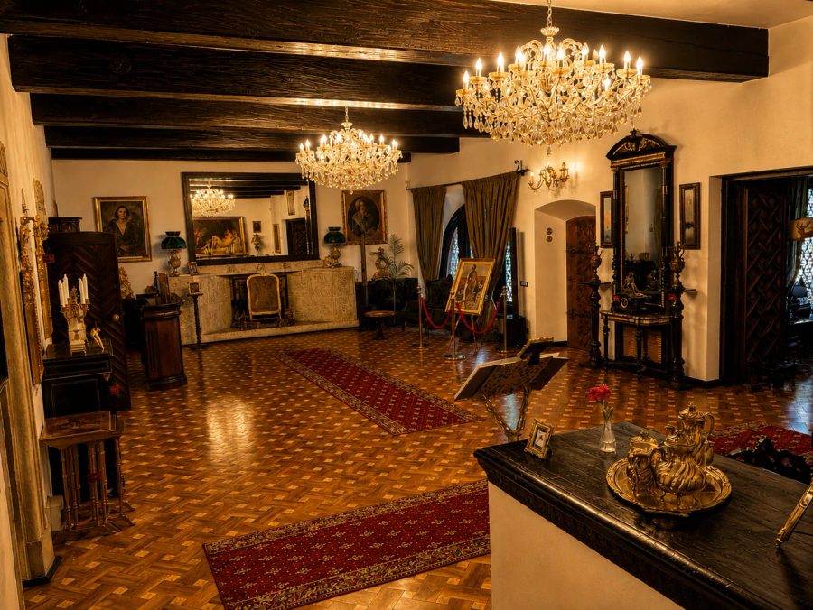 Salonul Principal al Vilei Tătărescu, cu grinzi aparente de lemn și candelabre, pregătit pentru invitați