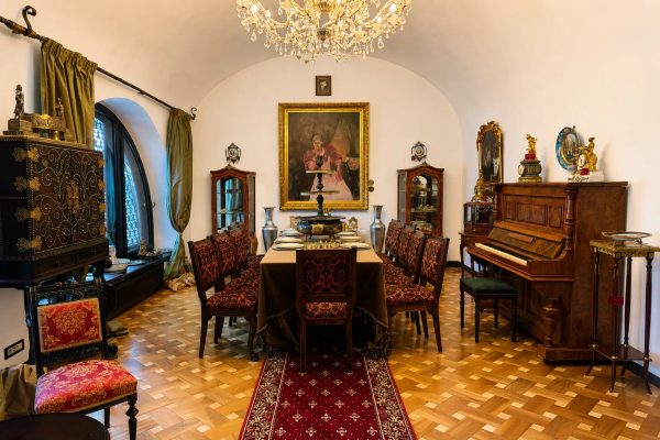 Interior 6