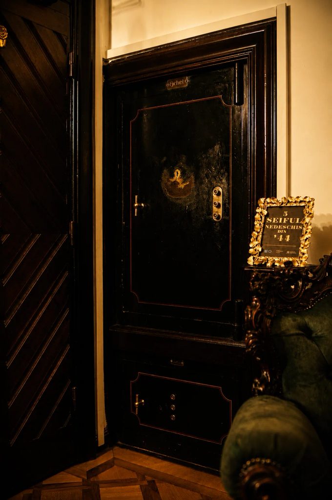Seiful Fichet încastrat în perete, cu două uși negre, emblemă pictată și plăcuța de alamă Fichet, în Casa Tătărescu